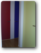 越谷市Ｈ様邸子供部屋の扉は赤、青、黄色